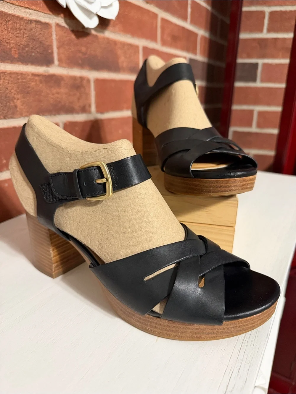 Sofft Black Leather Crossover Platform Sandals with Buckle